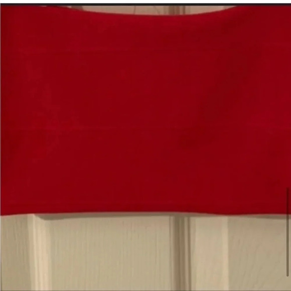 RED PRETTYLITTLETHING SLINKY STRAIGHT NECK SPAGHETTI STRAP CROP
SIZE 2 - Picture 8 of 11